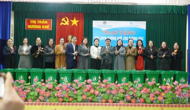 HIỆP HỘI NỮ DOANH NHÂN HÀ TĨNH TRAO TẶNG HỘI LHPN HUYỆN HƯƠNG KHÊ 200 THÙNG ĐỰNG RÁC
